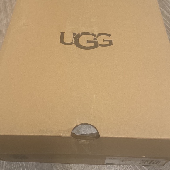 Uggs Classic Ultra Mini NEW IN BOX 7 - Picture 4 of 4
